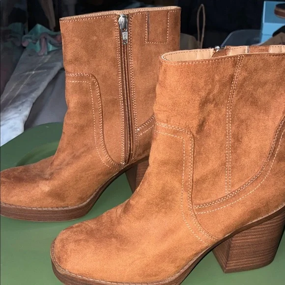 Universal Threads Lilyan Platform Boot - Picture 3 of 3